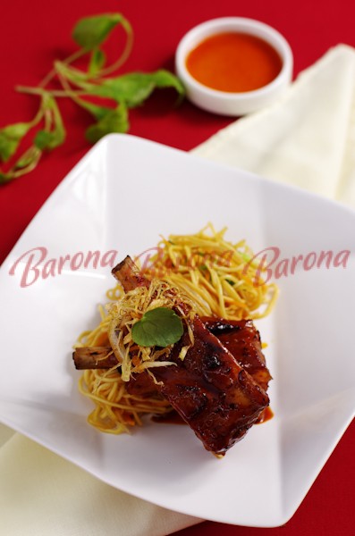 Mì xào rau cải và sườn sốt xá xíu