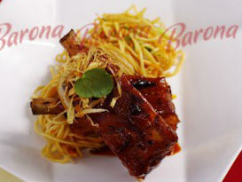 Mì xào rau cải và sườn sốt xá xíu