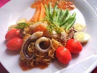 Mì xào thập cẩm