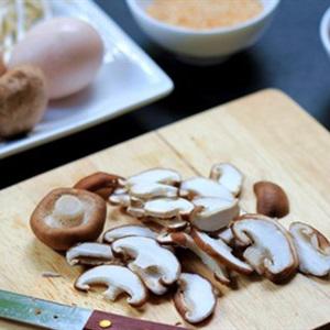 Cách làm mì xào tôm nấm