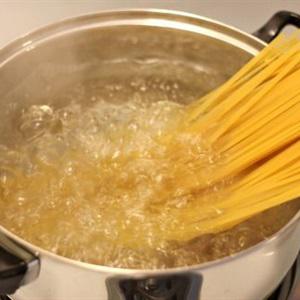 Cách làm mì xào tôm nấm