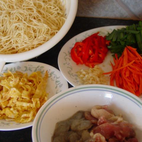 Cách làm mì xào tôm thịt