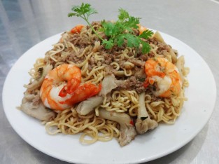 Mì xào tôm thịt