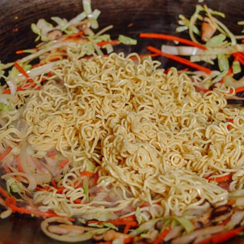 Cách làm mì xào với rau củ