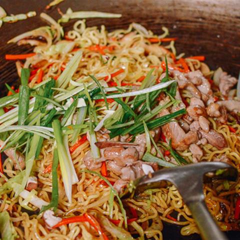 Cách làm mì xào với rau củ