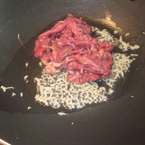 Cách làm mì xào với thịt bò