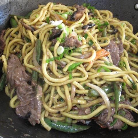 Cách làm mì xào với thịt bò