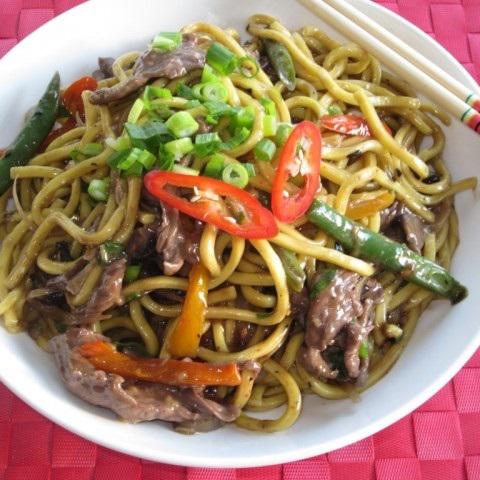 Cách làm mì xào với thịt bò