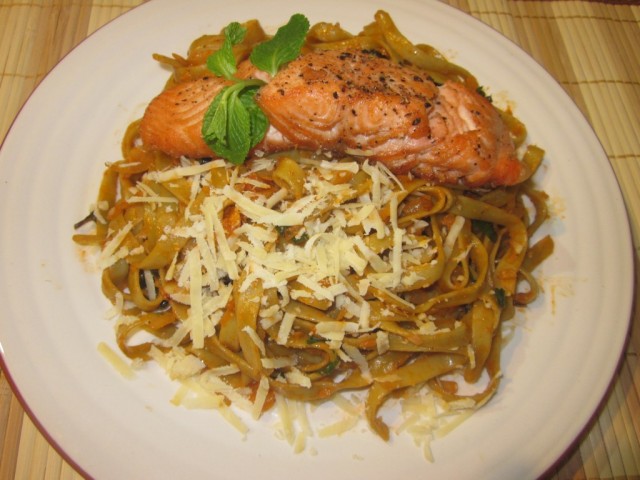 Mì Ý cá hồi ngon cho bé