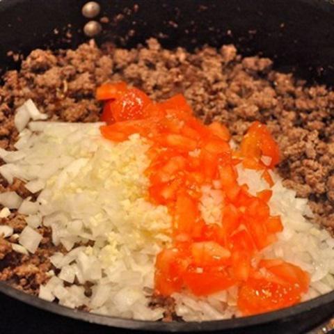 Cách làm mì Ý sốt cà chua với thịt bò