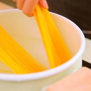 Cách làm mì Ý sốt cải bó xôi