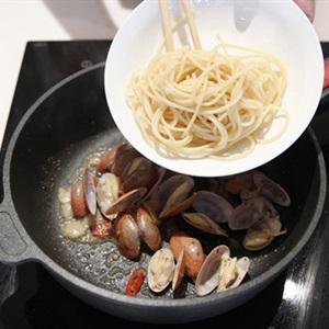 Cách làm mì Ý sốt nghêu lụa