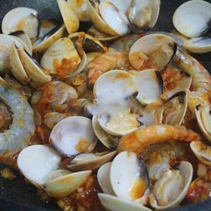 Cách làm mì Ý sốt với hải sản