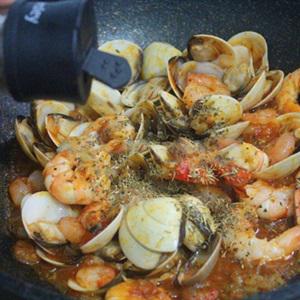 Cách làm mì Ý sốt với hải sản