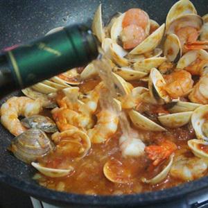 Cách làm mì Ý sốt với hải sản