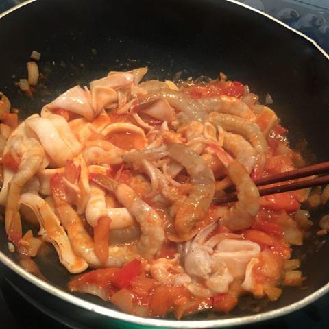 Cách làm mì ý với hải sản