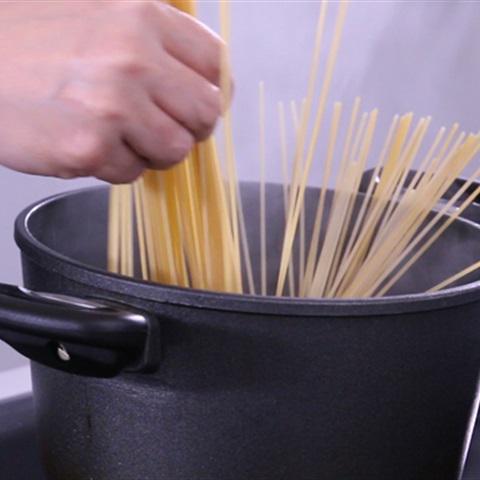 Cách làm mì Ý xào thịt gà