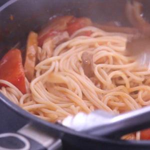 Cách làm mì Ý xào thịt gà
