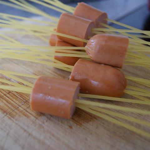 Cách làm mì ý xiên xúc xích