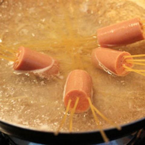 Cách làm mì ý xiên xúc xích