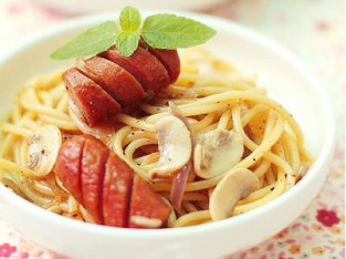 Mì ý xúc xích sốt kem