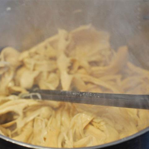 Cách làm miến gà nấu măng khô