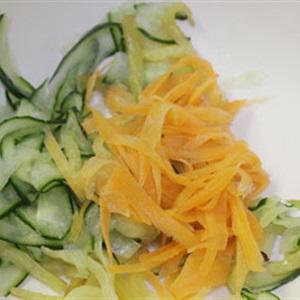 Cách làm miến trộn mực và rau củ