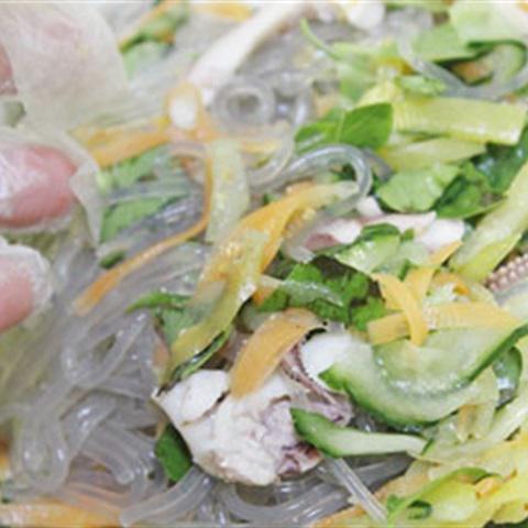 Cách làm miến trộn mực và rau củ