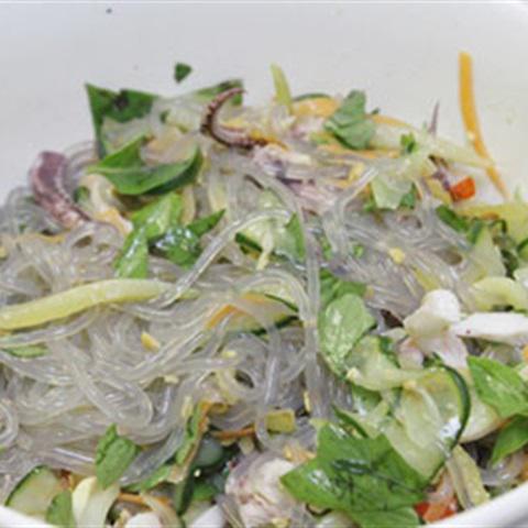 Cách làm miến trộn mực và rau củ