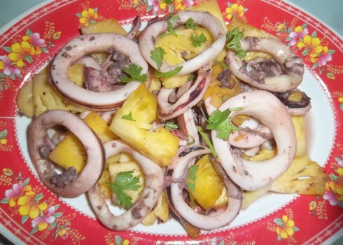 Mở màn bữa ăn với món mực xào dứa thơm ngon hấp dẫn