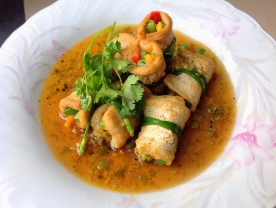 Món ăn chay đậu hũ cuộn rau củ sốt nước tương
