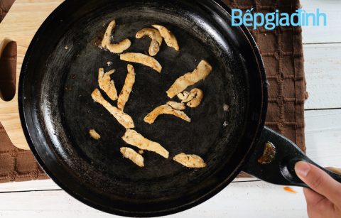 Món ăn mùa Hè: Ngọt ngon, sần sật với gỏi nấm gà xé