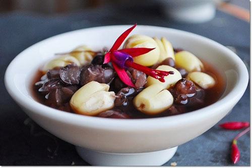 Món ăn tốt cho mẹ bầu: Hạt sen hầm nho khô