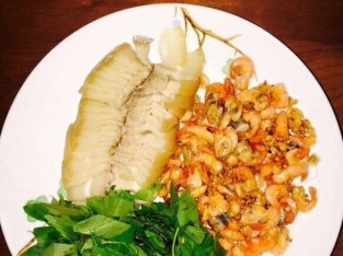 Món bánh tráng cuốn tôm thịt dễ làm