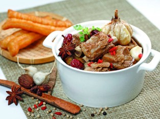 Món canh bak kut teh chuẩn vị Singapore