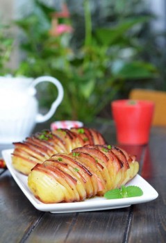 Món khoai tây kẹp thịt hun khói ngon đúng điệu