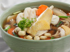 Món mẹ bầu ăn để bé thông minh hơn: Gà chưng hạt sen