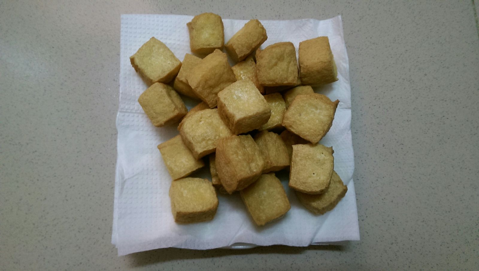 Món ngon cho bé: Bánh mì bơ tỏi kẹp xúc xích nướng