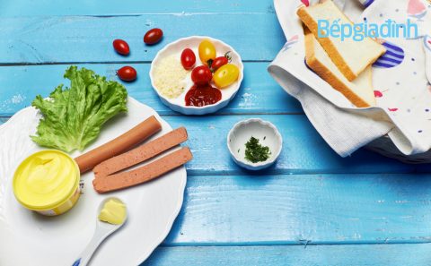 Món ngon cho bé: Bánh mì bơ tỏi kẹp xúc xích nướng