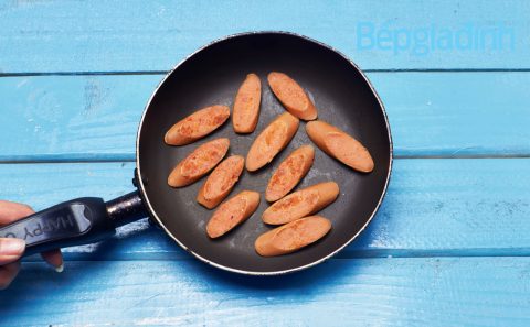 Món ngon cho bé: Bánh mì bơ tỏi kẹp xúc xích nướng