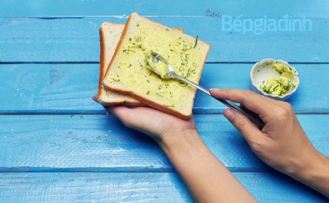 Món ngon cho bé: Bánh mì bơ tỏi kẹp xúc xích nướng