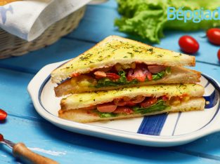 Món ngon cho bé: Bánh mì bơ tỏi kẹp xúc xích nướng