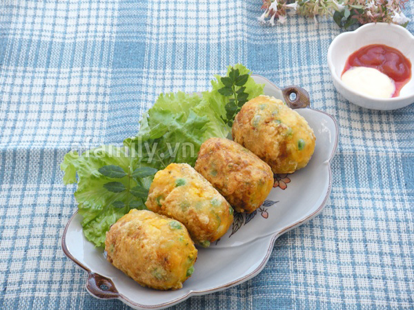 Món ngon cho bé: Bí đỏ cuộn xúc xích