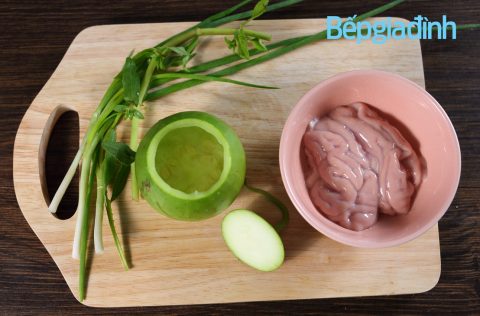 Món ngon cho bé: Óc heo chưng dưa hường bổ dưỡng