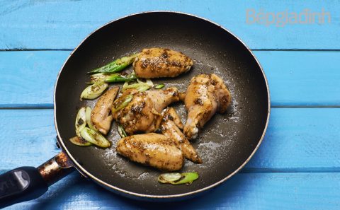 Món ngon cho bé: Thịt viên trộn khoai lang nướng