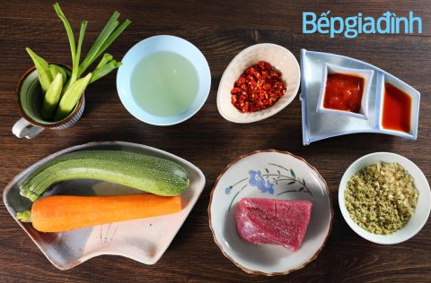 Món ngon cuối tuần: Bò cuộn rau củ sốt sa tế đậm vị