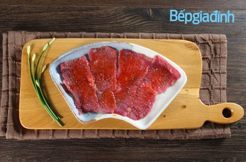 Món ngon cuối tuần: Bò cuộn rau củ sốt sa tế đậm vị