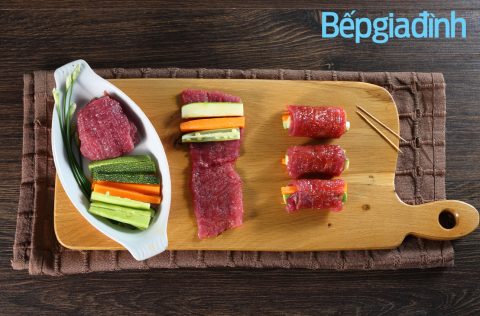 Món ngon cuối tuần: Bò cuộn rau củ sốt sa tế đậm vị