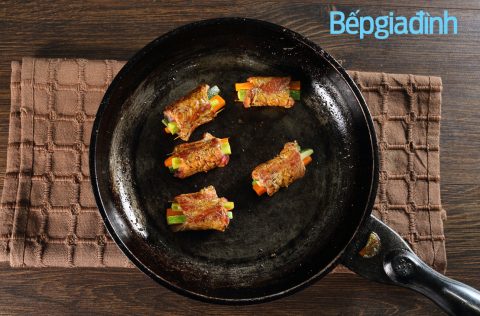 Món ngon cuối tuần: Bò cuộn rau củ sốt sa tế đậm vị