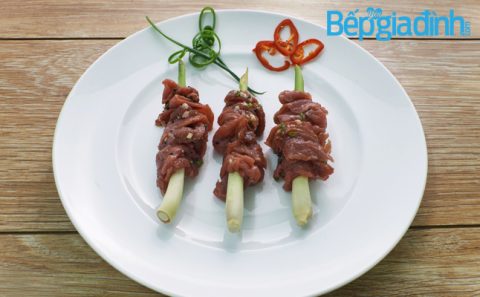 Món ngon cuối tuần: Bò xiên sả nướng mè